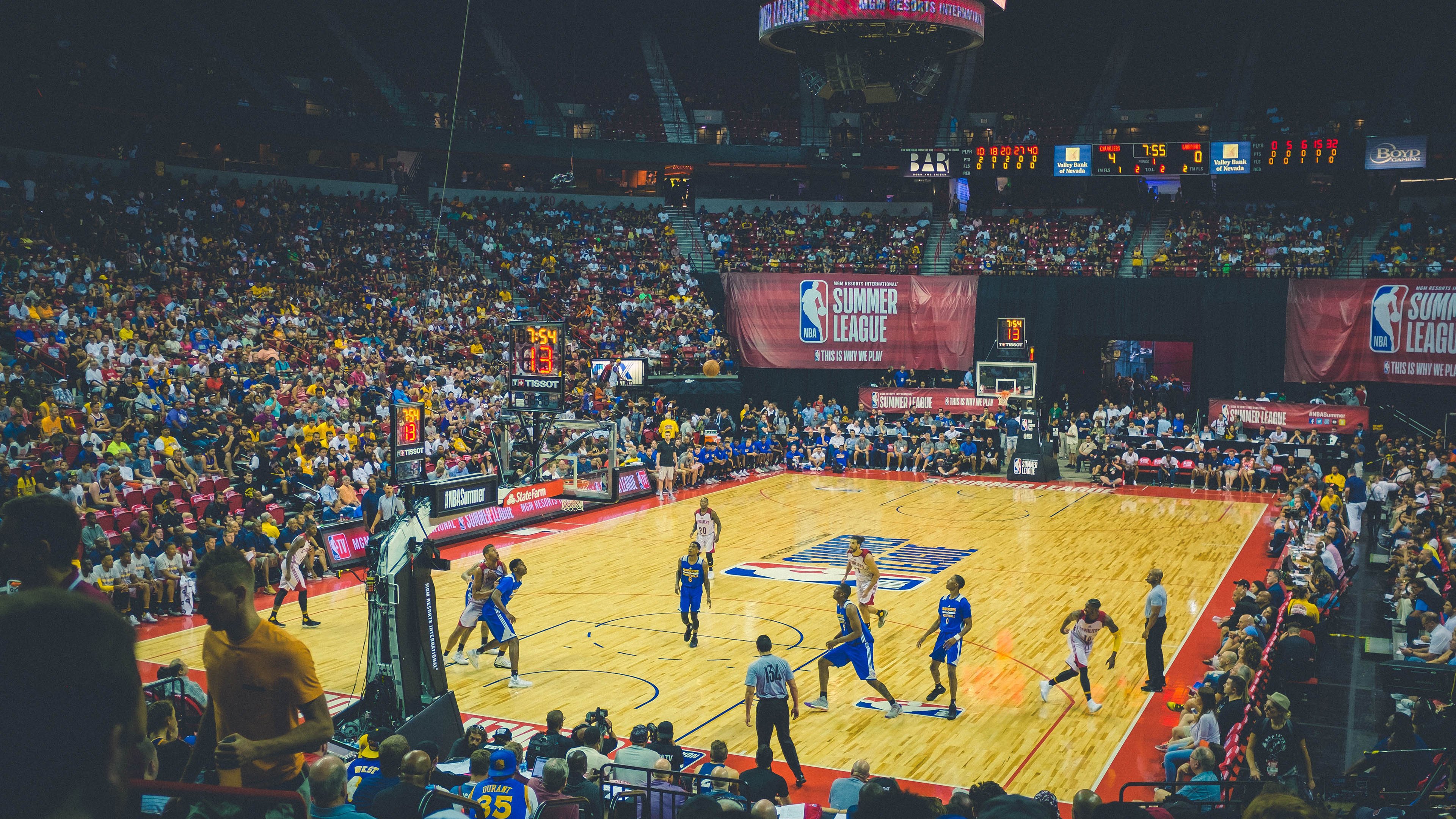 “重拳出击！四川省体育馆拳击赛场风云再起”